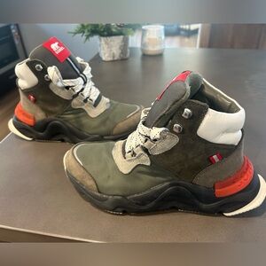 Sorel Women's Kinetic RNEGD Conquest Boot Alpine Tundra Black/Green Size 7.5